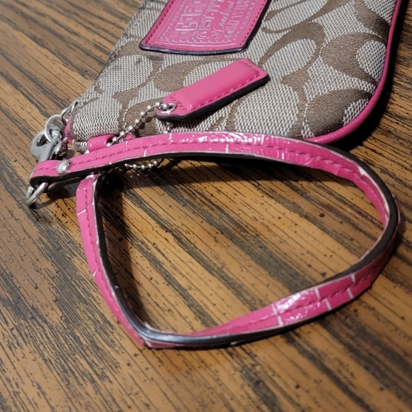 Authentic Coach Poppy Logo Wristlet - Picture 11 of 11
